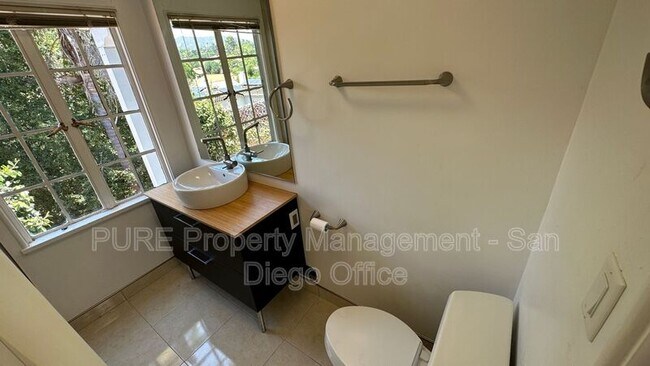 Building Photo - 2108 Alta Vista Dr