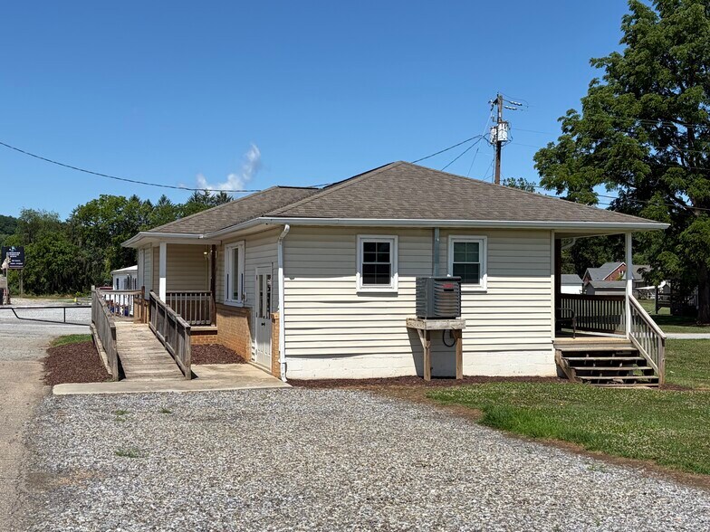 Building Photo - 13 Depot St