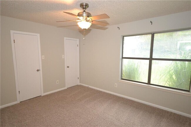 Building Photo - 402 Greenwood Dr
