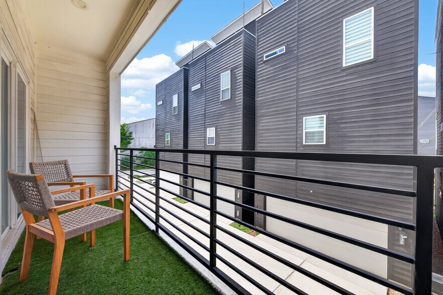 Patio - 523 Schweikhardt St