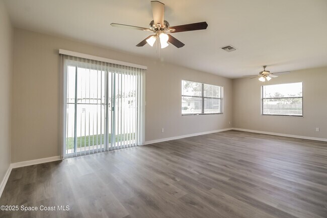 Building Photo - 568 Gardenia Cir