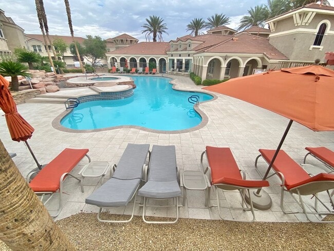 Building Photo - GREAT 2 BEDROOM CONDO IN NORTHWEST GATED C...