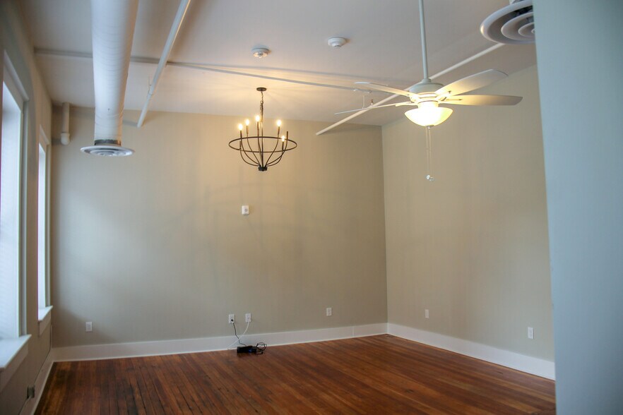 Building Photo - 596 Cherry St