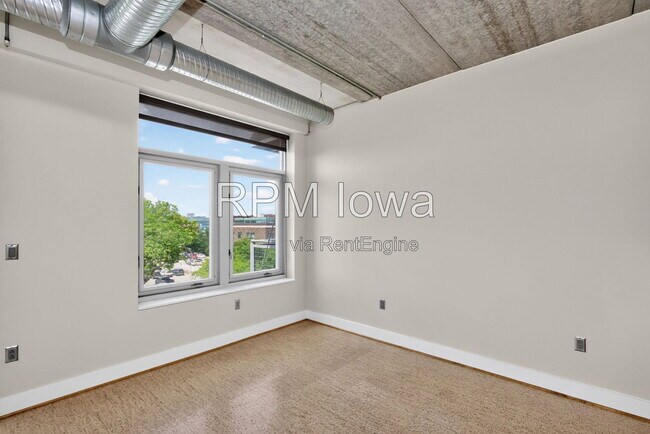 Building Photo - 309 E 5th St