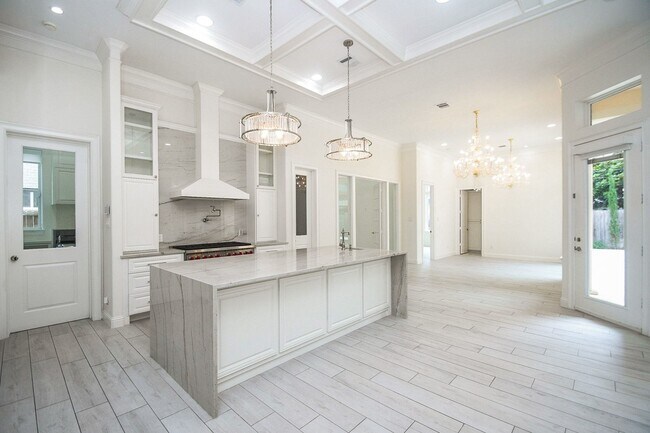 Building Photo - 422 Mignon Ln