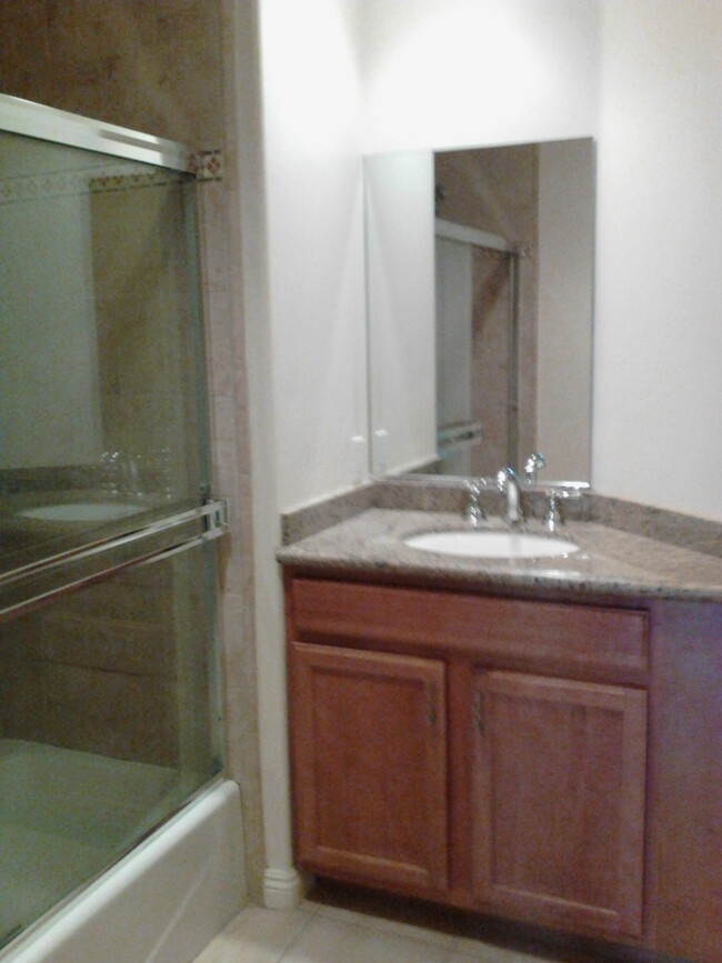 2nd bedroom bathroom - 13226 Moorpark St