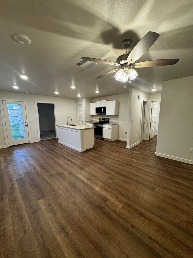 Building Photo - Located in Homestead!!! Newer Fabulous 3/2/1 CISD