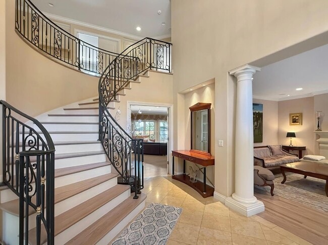 Building Photo - 1526 Hillview Dr