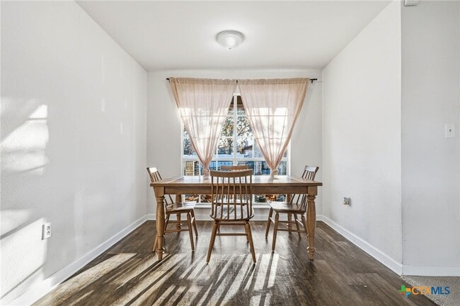 Building Photo - 610 Creek St