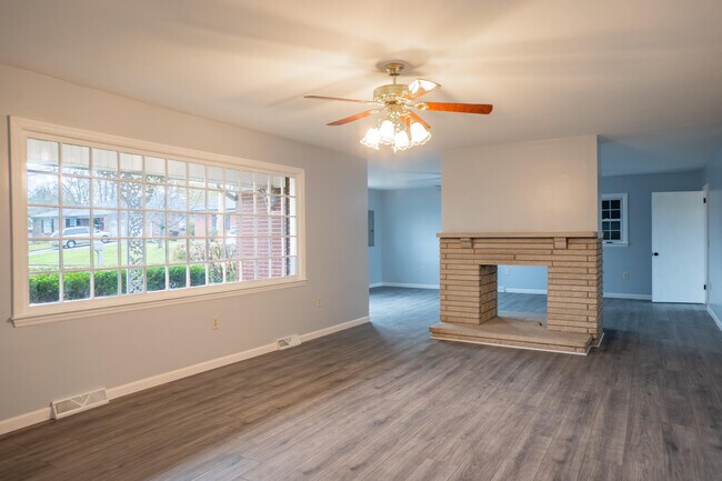 Building Photo - 400 Midland Dr