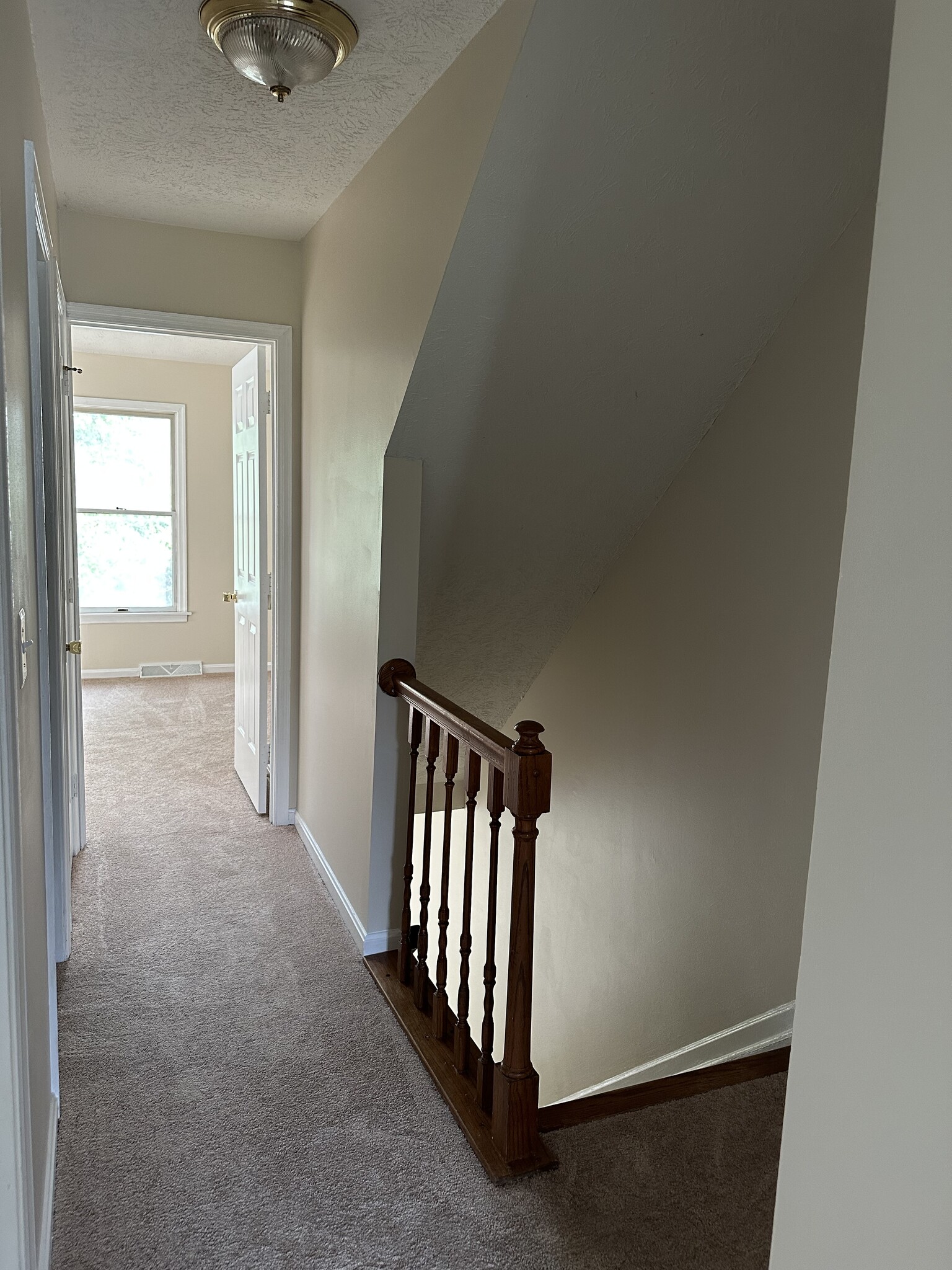 Upstairs hallway - 117 Oak Moore Ct