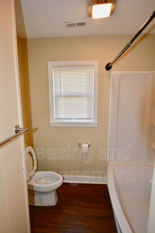 Building Photo - 632 White Oak Dr