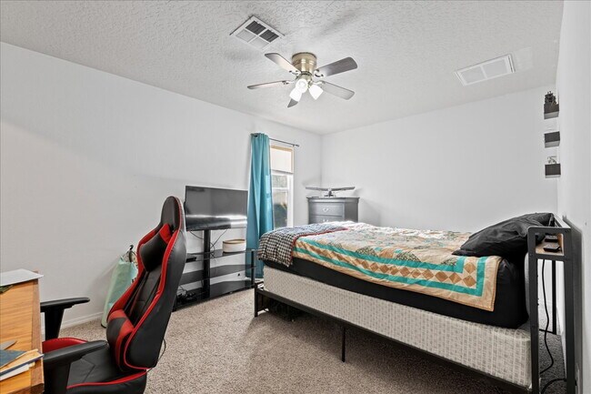 Building Photo - Beautiful & Spacious 4-Bedroom Home with 3...