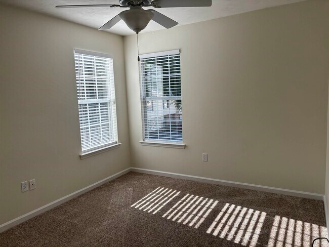 Building Photo - 3041 Camelliawood Cir E