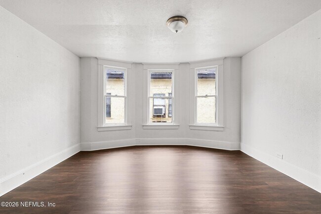 Building Photo - 1052 E 10th St