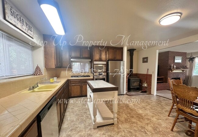 Building Photo - Spacious 5-Bedroom Retreat with Private Lake Access in Twain Harte!