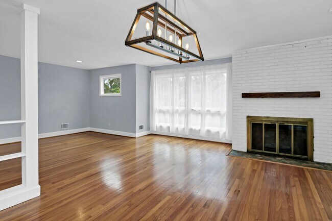 Building Photo - Prime Location! Beautiful Home Only Minutes to The Vista & Downtown