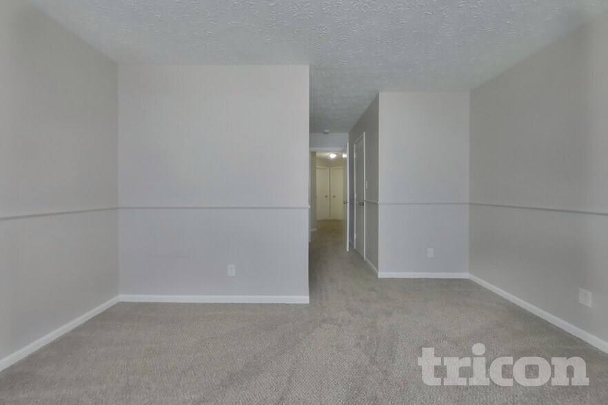 Building Photo - 4468 Connaught Dr E
