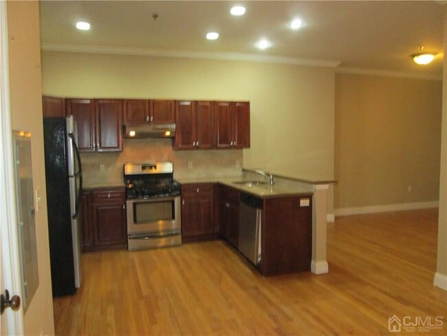 Building Photo - 547 Sayre Ave