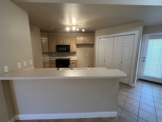 Building Photo - 3200 Hansford Dr