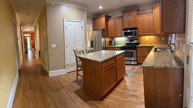 Building Photo - 4 BED/2 BATH PRIVATE DECATUR ESTATE FOR LE...