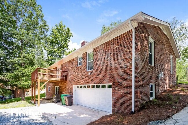 Building Photo - 1810 Chestnut Dr