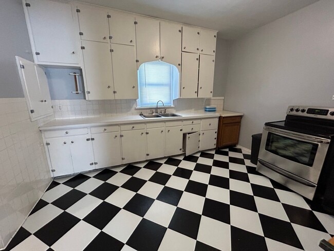 Building Photo - 3 Bedroom 1 Bath Large House with Garage & Many Amenities