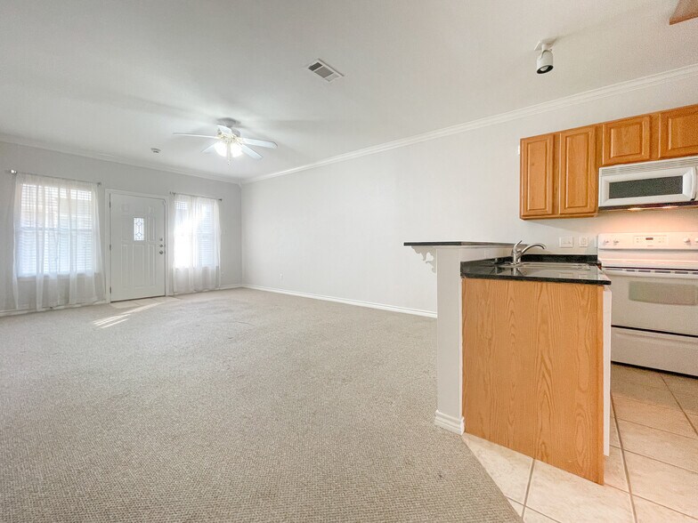 Building Photo - 1401 Bagby Ave