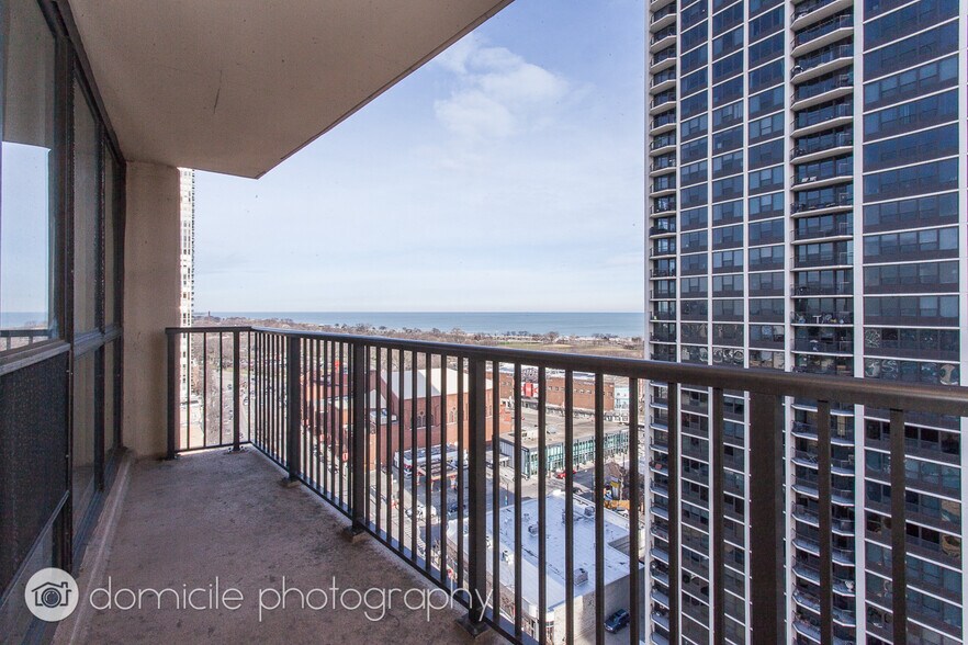 Building Photo - 1540 N La Salle Dr