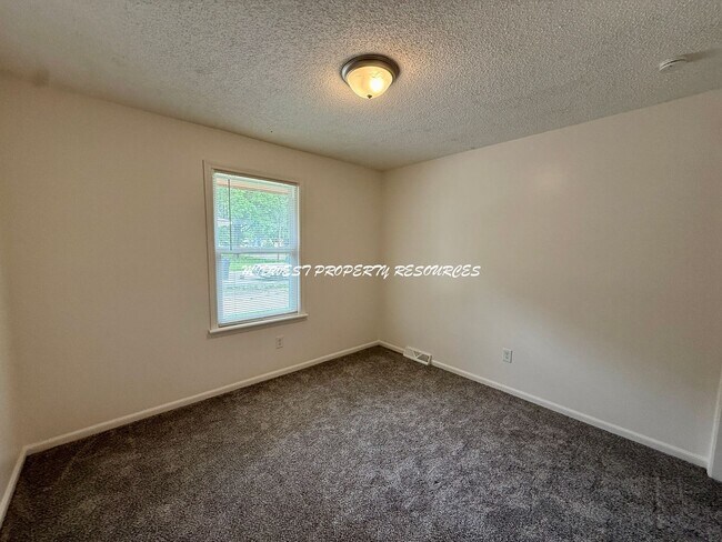 Building Photo - Beautiful 2 Bedroom Duplex - Fresh & Clean!