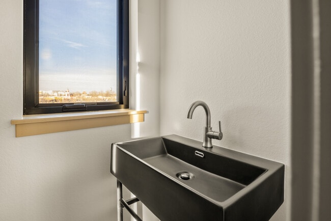 Building Photo - 1390 Pierce St