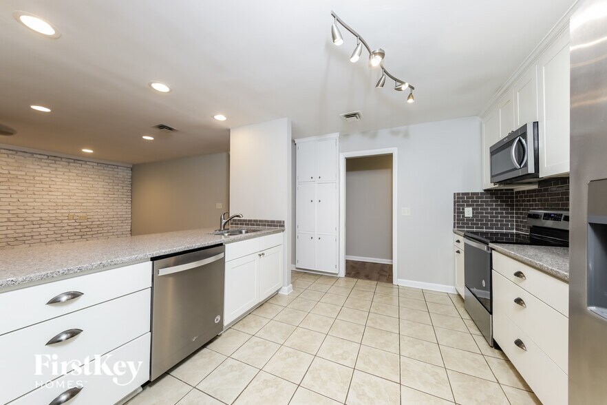 Building Photo - 640 Valley Brook Ln