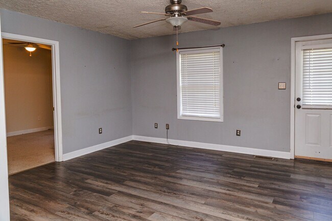 Building Photo - New Listing!