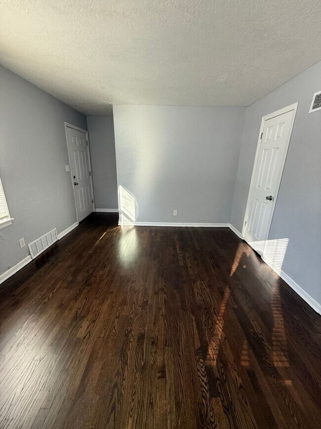 Building Photo - Beautiful 2 Bedroom 1 Bathroom in Kansas City!