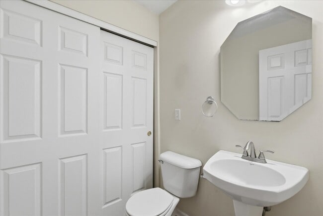 Building Photo - 28909 Pondview Dr