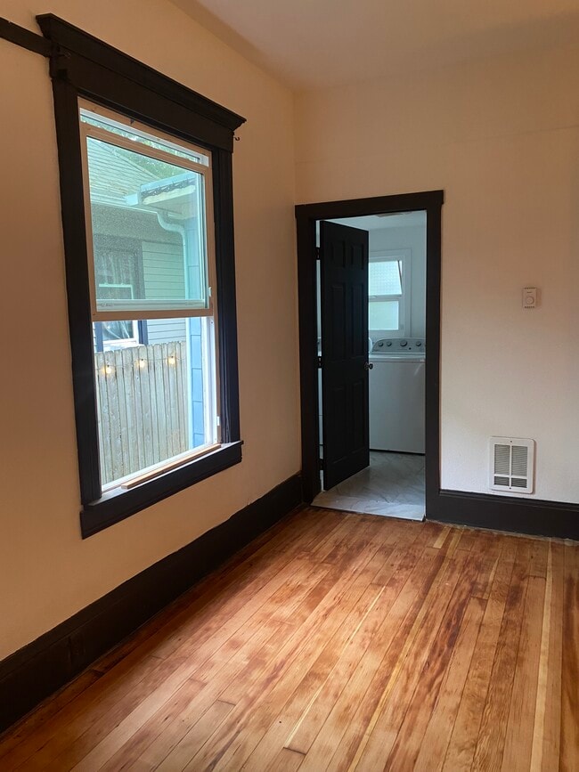 Building Photo - 802 S Trafton St