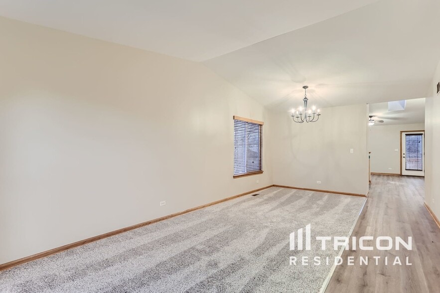 Building Photo - 924 Deer Trail Dr