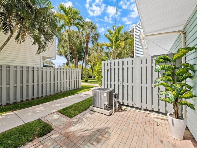 Building Photo - 1989 NE 15th Ave