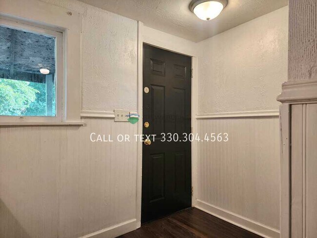 Building Photo - 2823 Columbus Rd NE