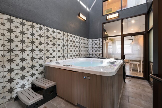 Building Photo - 4 Bedroom / 3 Bathroom Modern Contemporary...