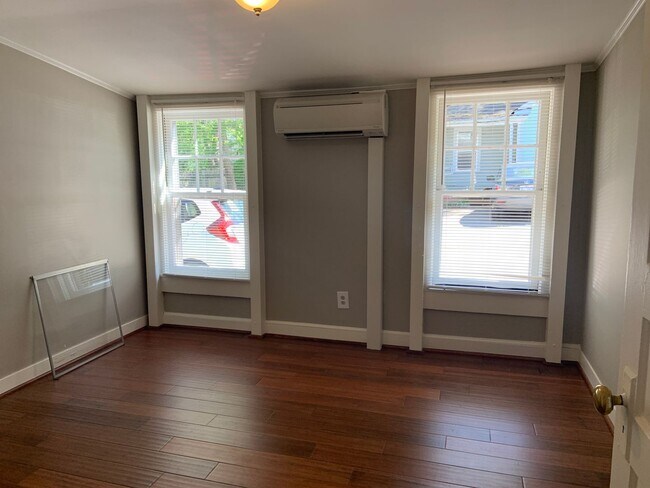 Building Photo - Adorable 2 Bedroom apartment located close to Downtown-1st floor unit