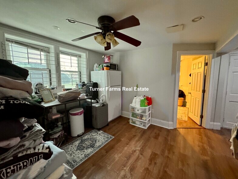 Building Photo - 717 Parker St