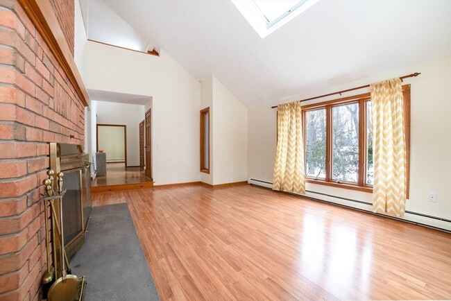 Building Photo - 160 Floral St