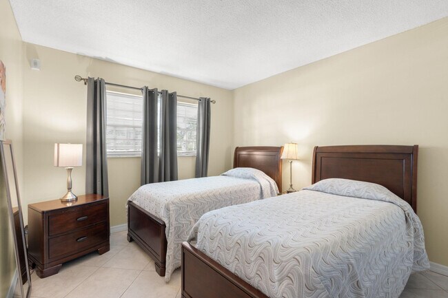 Building Photo - 1971 SE 5th Ct