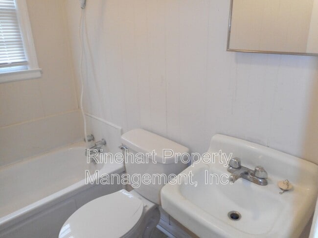 Building Photo - 1431 Edgewood Dr