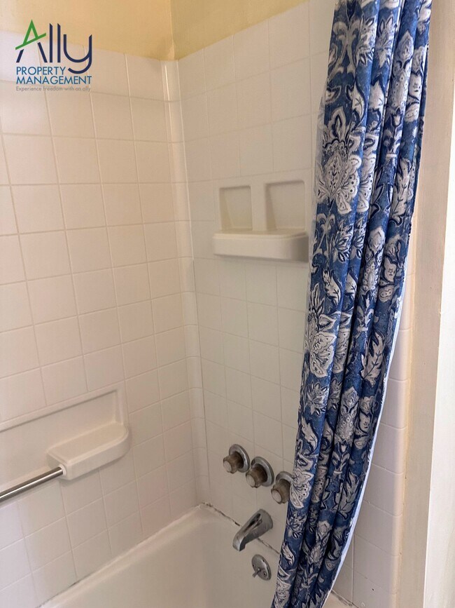 Building Photo - 122 Harmon St