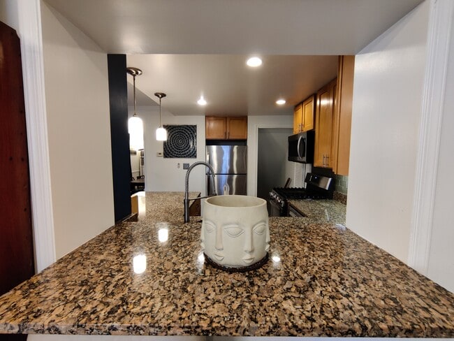 Building Photo - 5837 Edgehill Dr