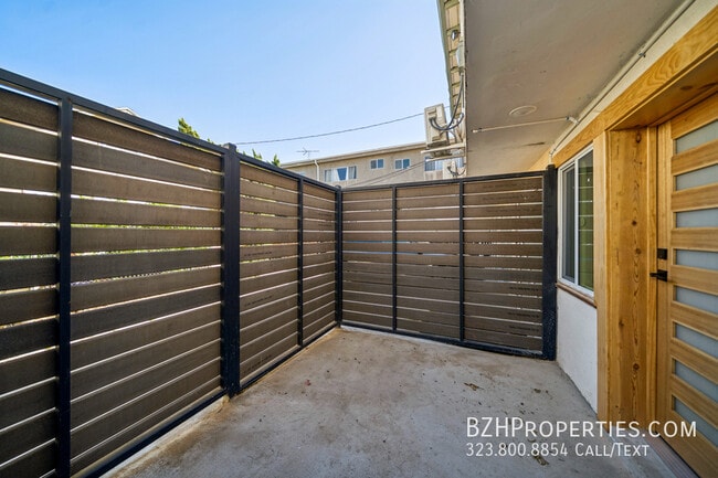 Building Photo - 1027 1/2 N Gardner St-