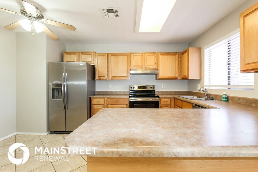 Building Photo - 9007 W Cinnabar Ave