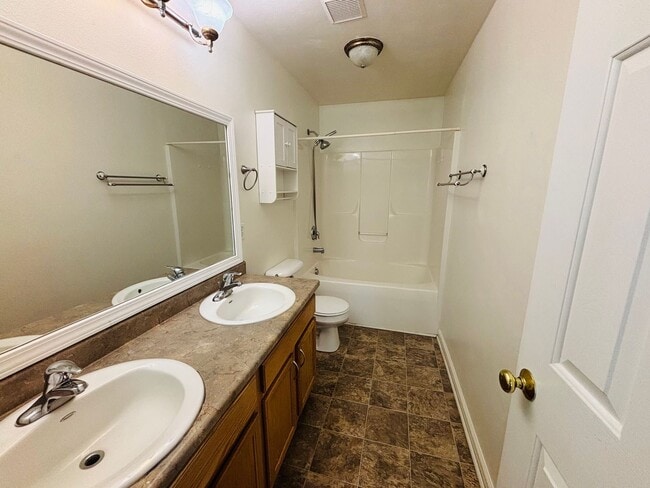 Building Photo - 985 New Village Dr NW